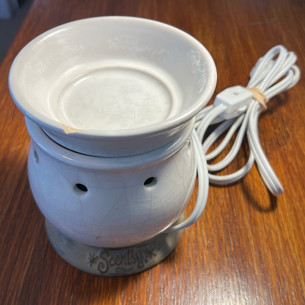 Scentsy Shabby Crackle Ivory Fragrant Wax Warmer with Bulb